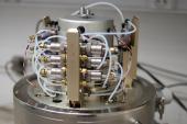 Detailní pohled na mechanismus automatického nakladače 