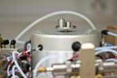 Detailní pohled na mechanismus automatického nakladače 